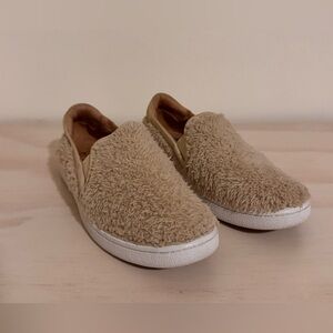 UGG Ricci Dusk Neutral Beige Fuzzy Soft Textured Slip On Sneakers Women’s 7